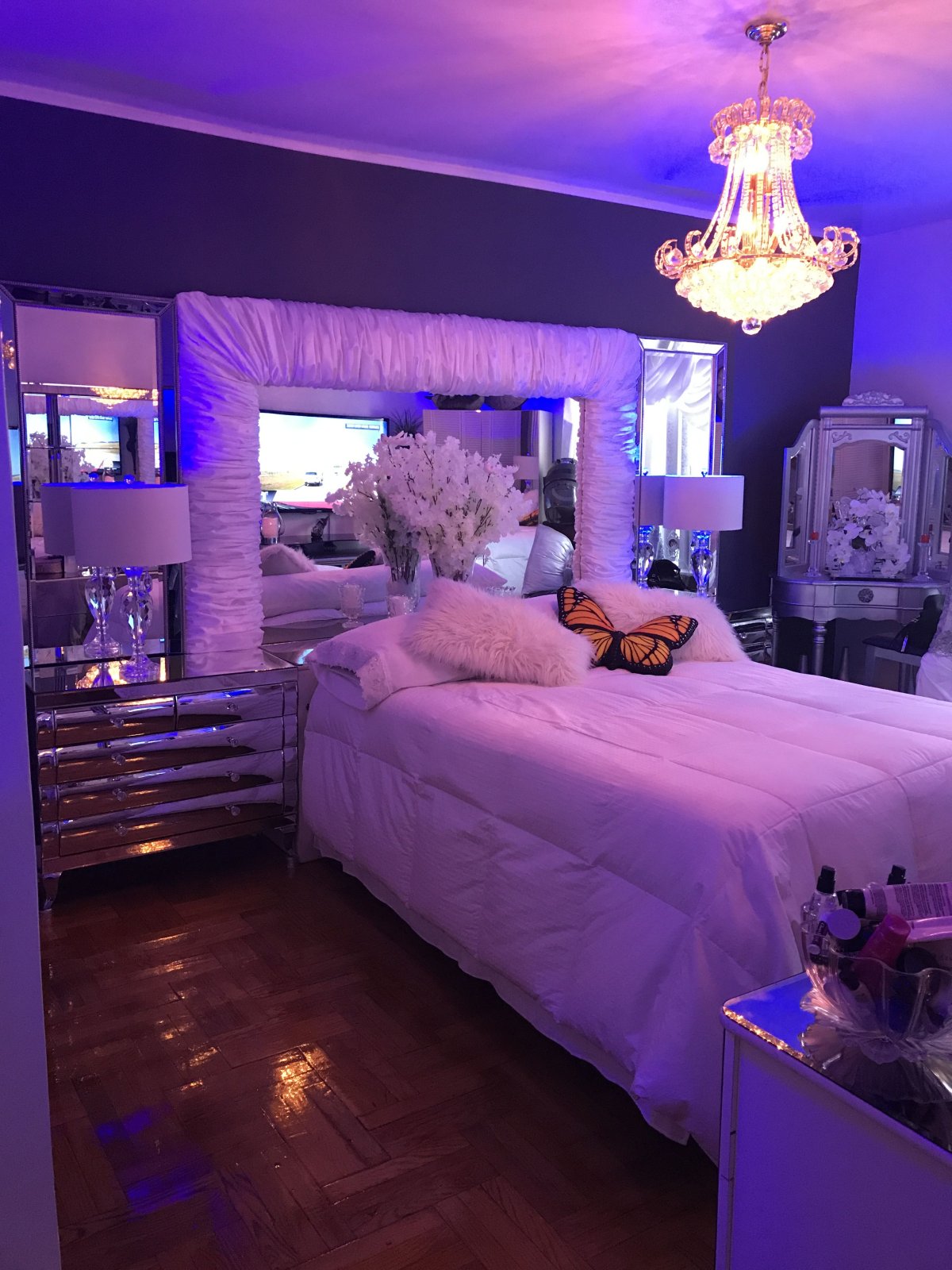 Киберпанк комната фиолетовая