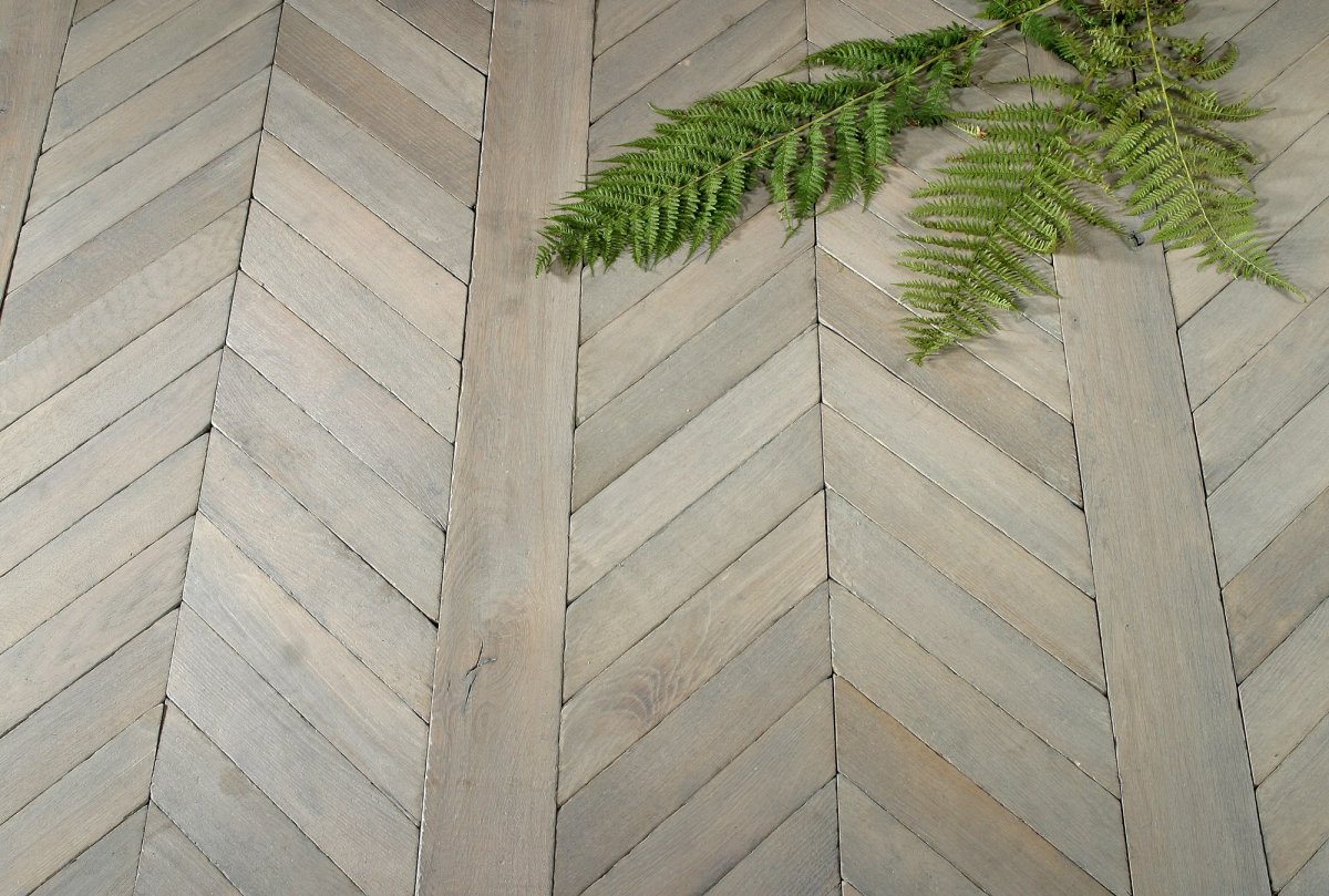 Французская елочка на стене