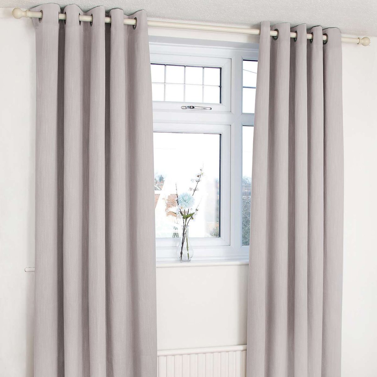 Серые шторы на люверсах
