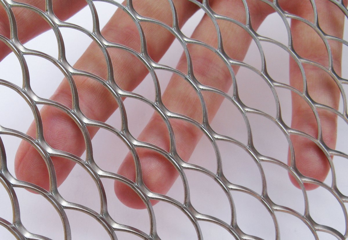 Полка из металлической сетки