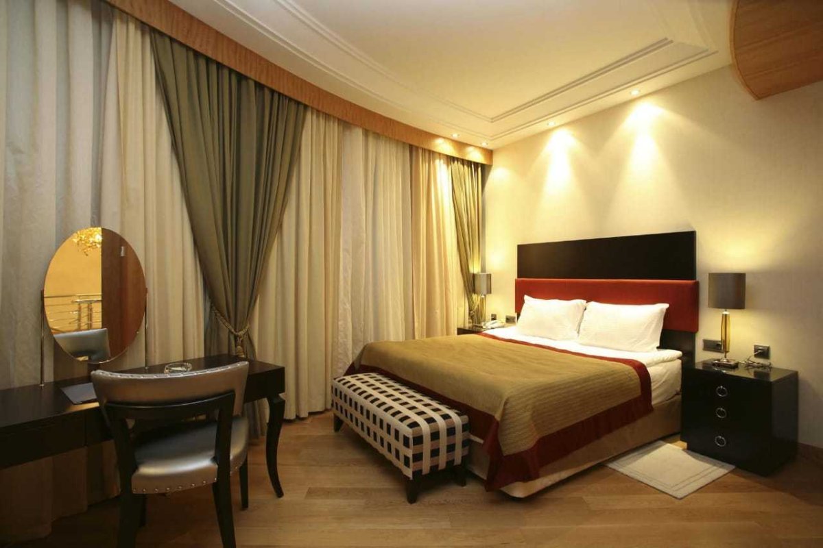 Потолочный карниз для штор в интерьере