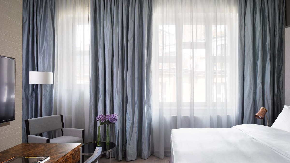 Шторы для гостиничных номеров в современном стиле