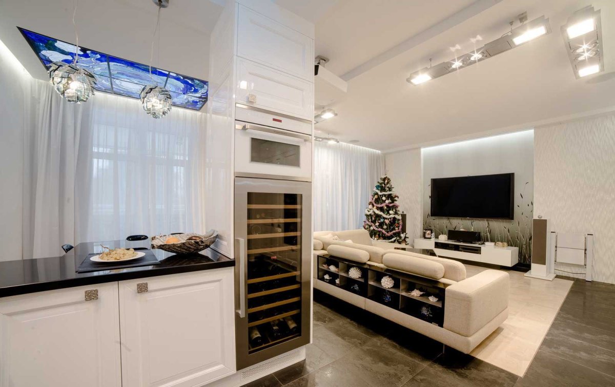 Кухня на подиуме в студии