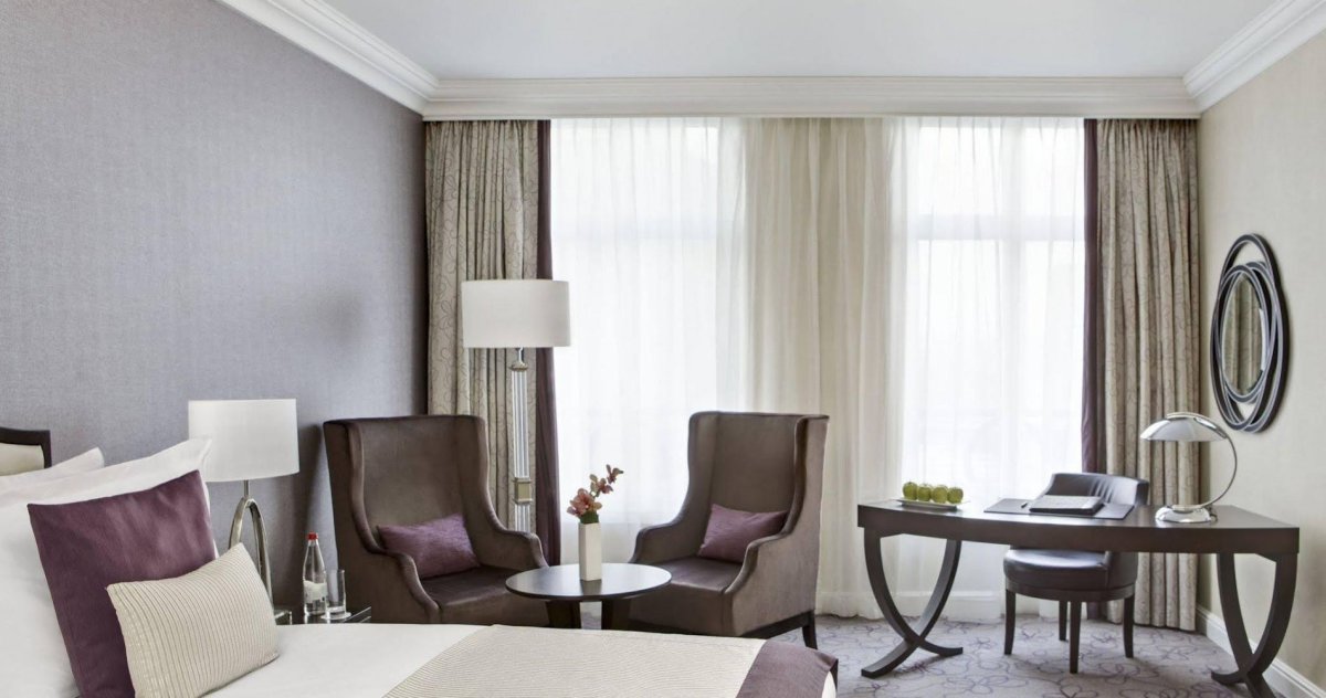 Голубые шторы в классическом стиле