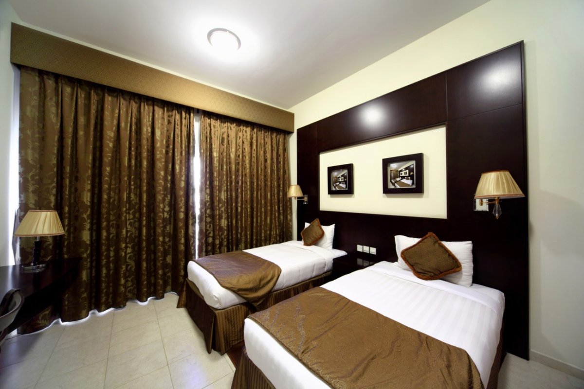 Тёмные шторы в спальню