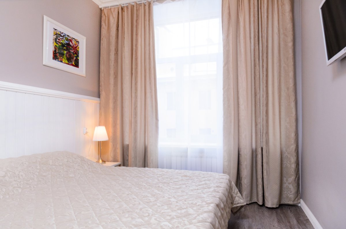 Красные шторы