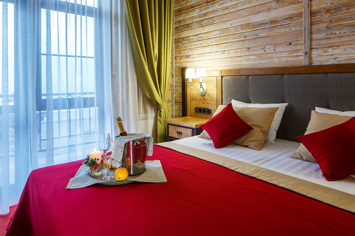 Шторы в интерьере гостиничного номера