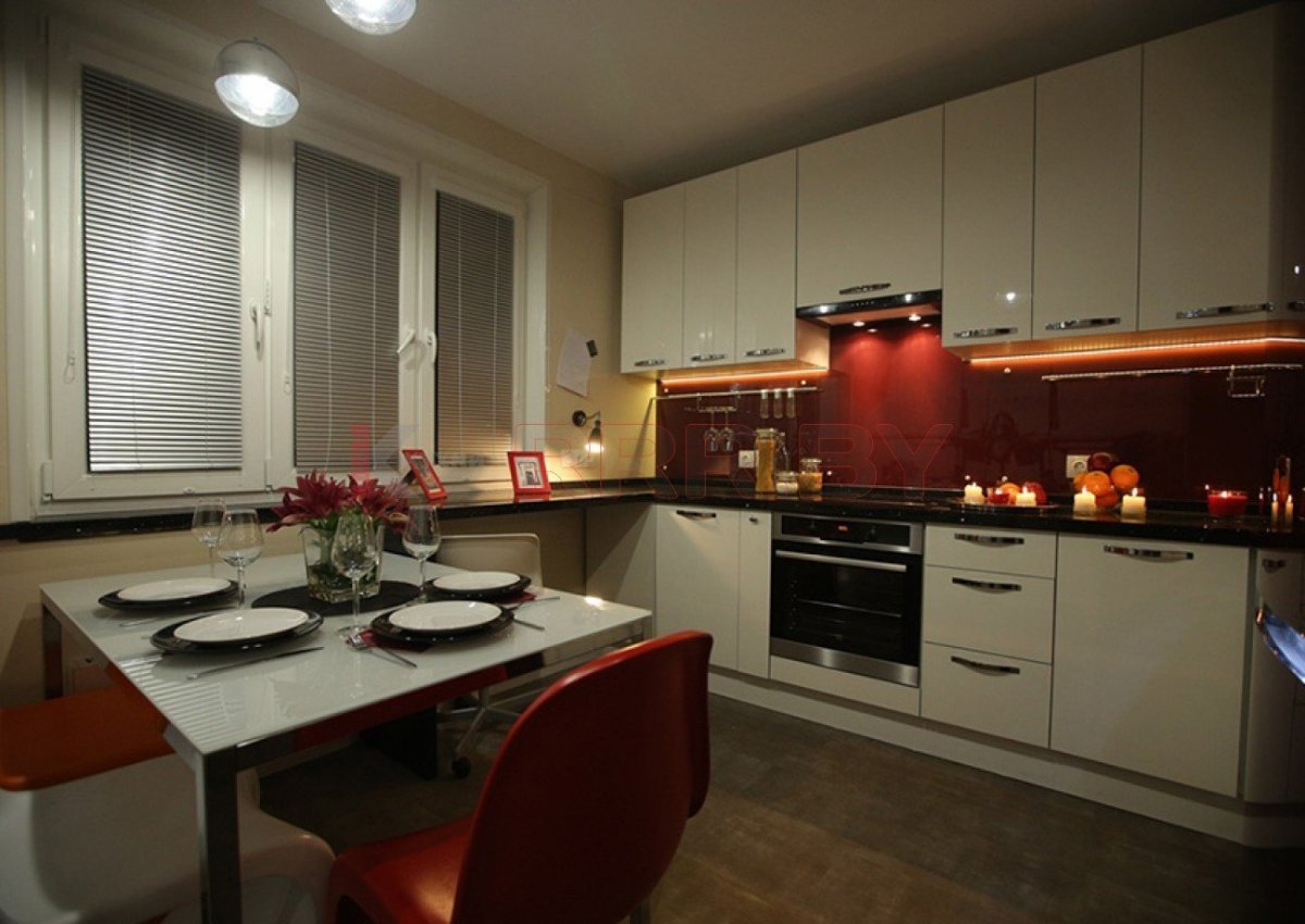 Красивая кухня с балконом