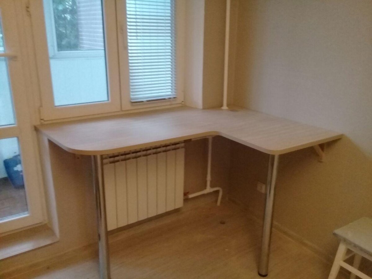 Стол-подоконник на кухне