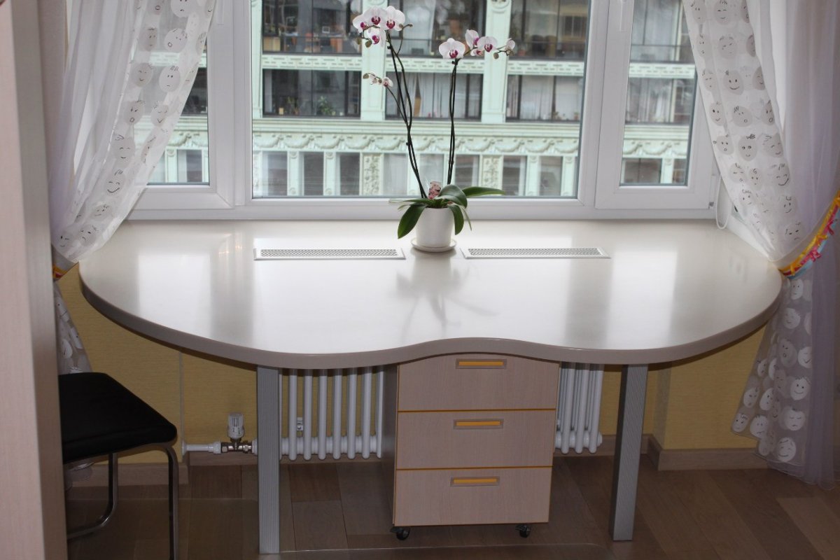 Стол под подоконник на кухню