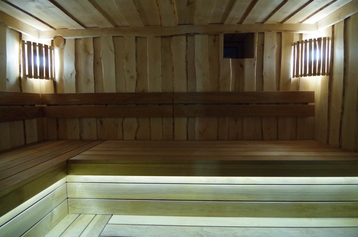 Отделка бани необрезной доской