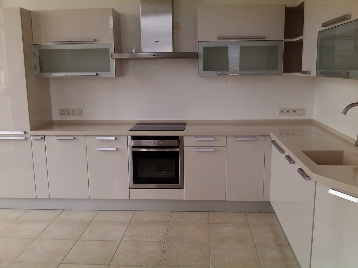 Бежевая столешница на кухне