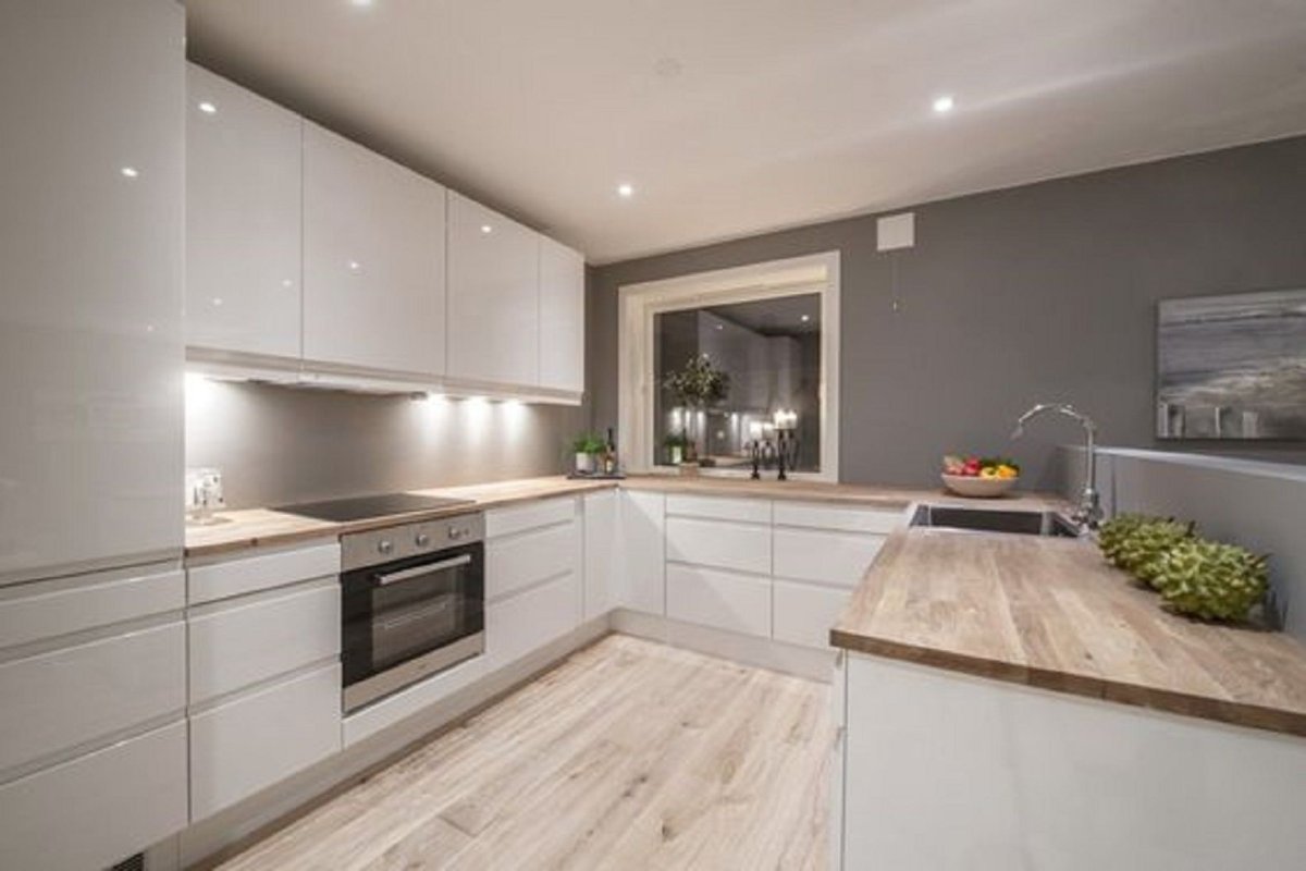 Кремовая кухня с деревянной столешницей