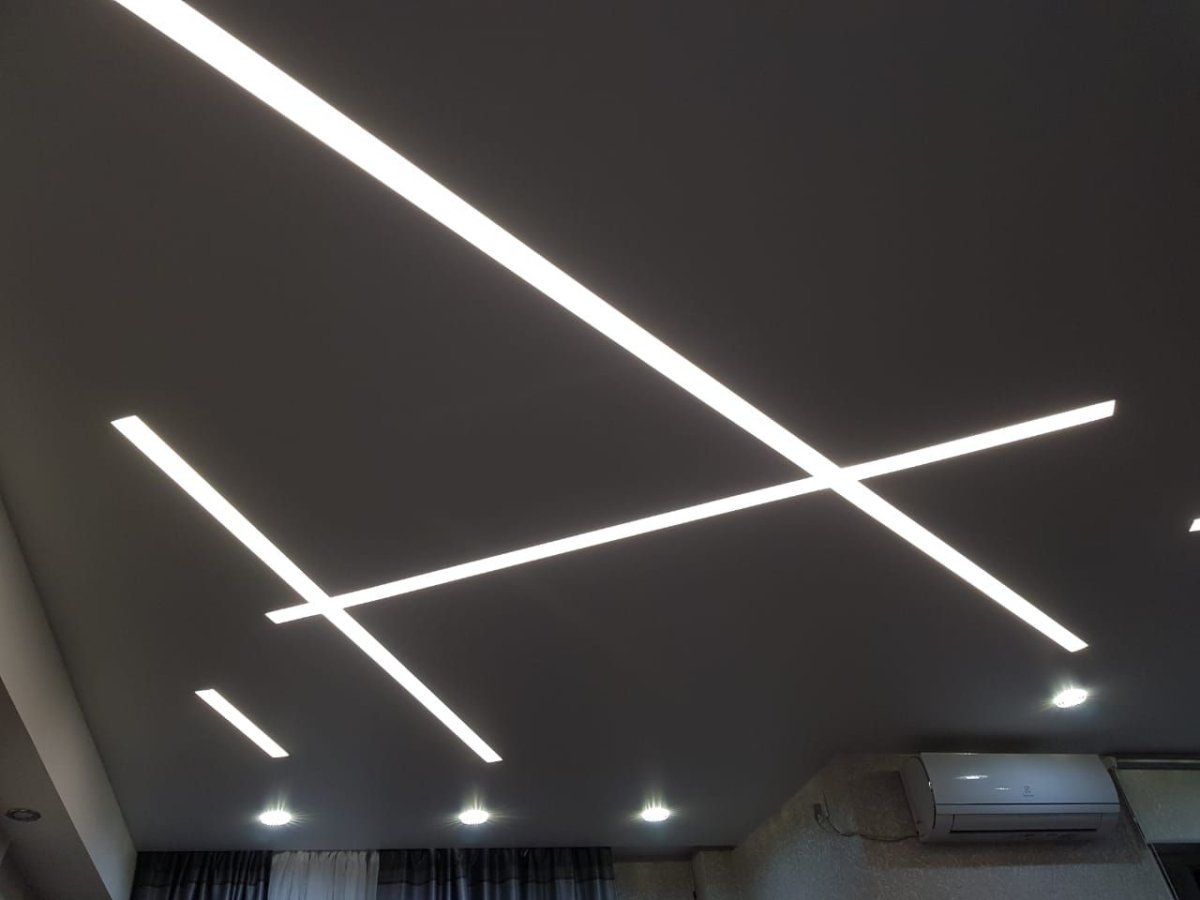 Световые линии на потолке