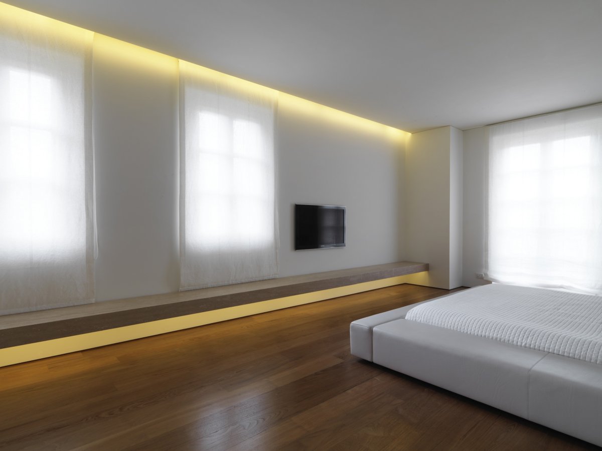 Натяжной потолок в спальне