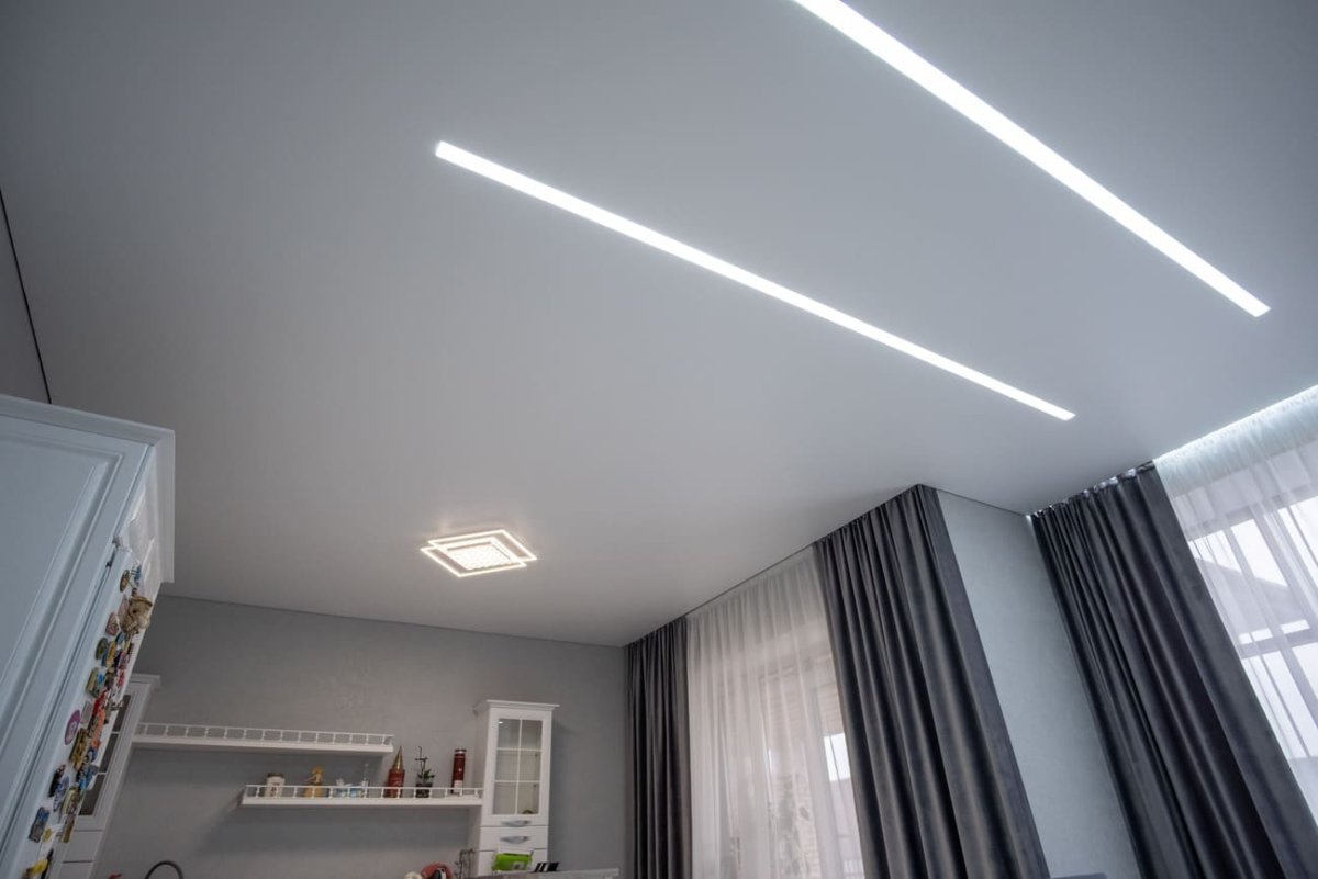 Световые линии на натяжном потолке