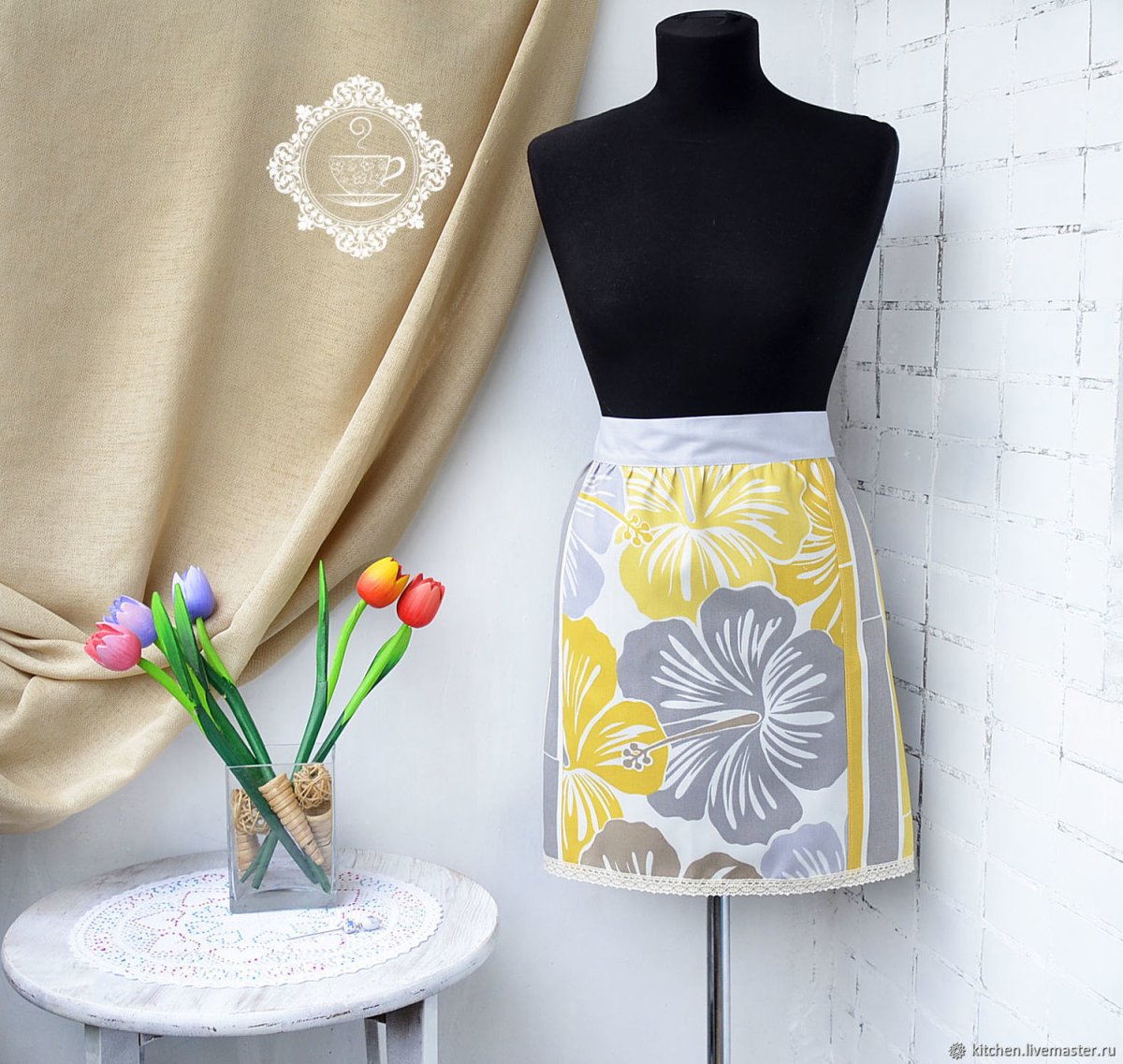 Девушка в фартуке