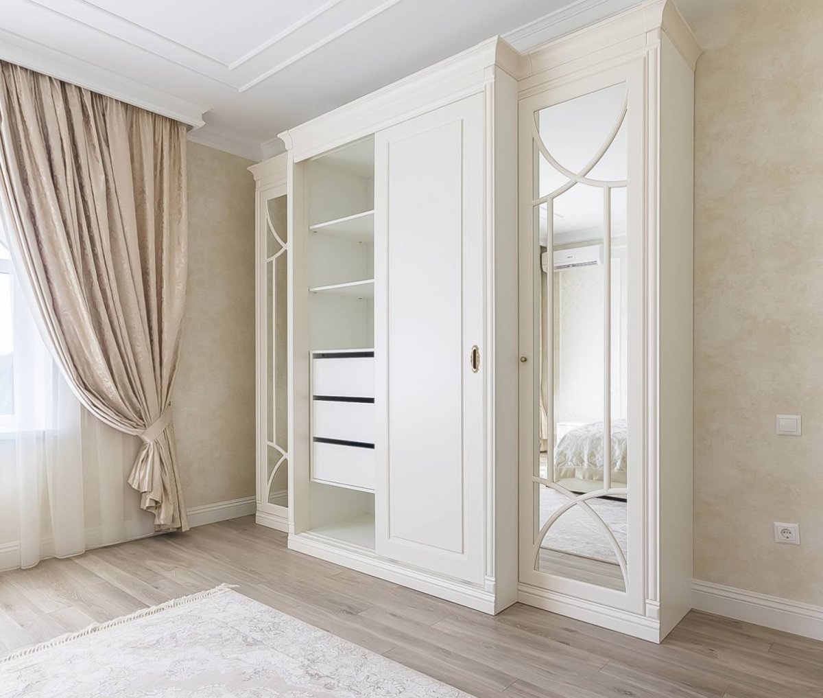 Шкаф купе в классическом стиле в спальню