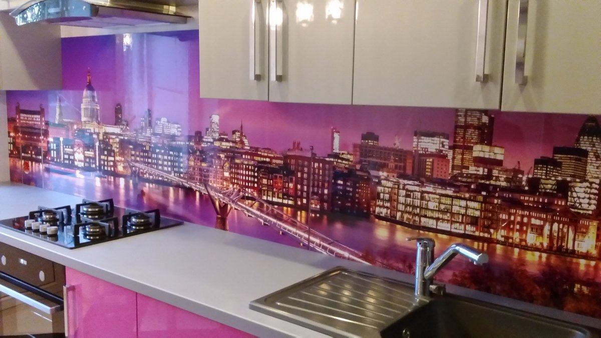 Фартук для кухни из стекла