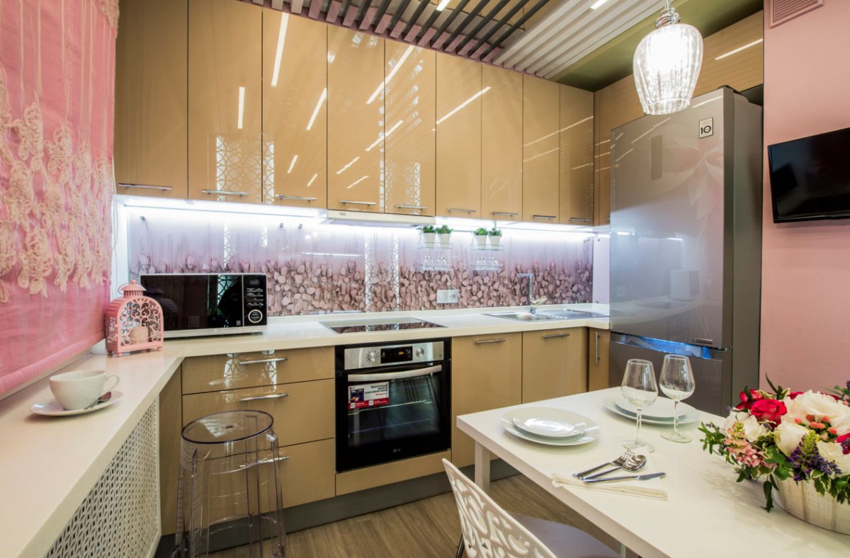 Стеклянный фартук для голубой кухни