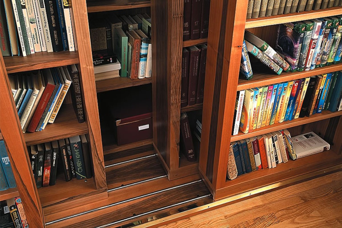 Книжные шкафы вокруг дверного проема