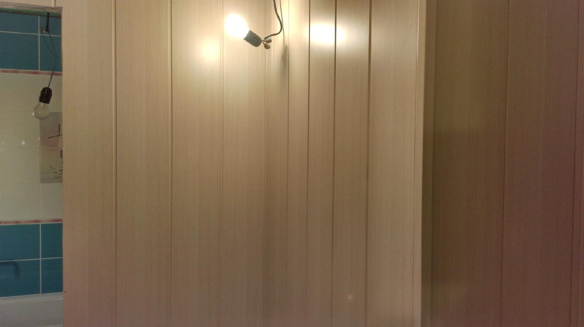 Прихожая стены МДФ панелями ясень белый