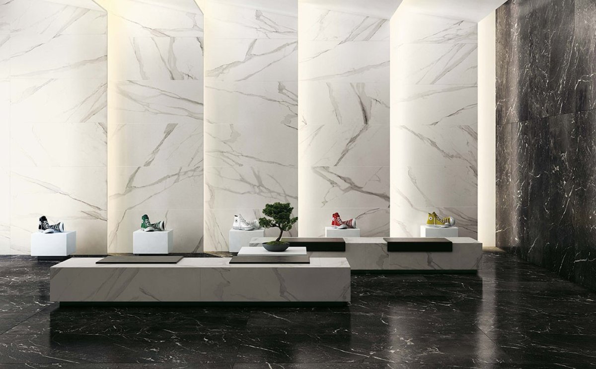 Светлый ламинат в гостиной