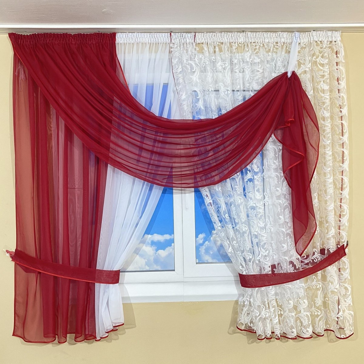 Шторы в столовую бордовые с белым внахлест