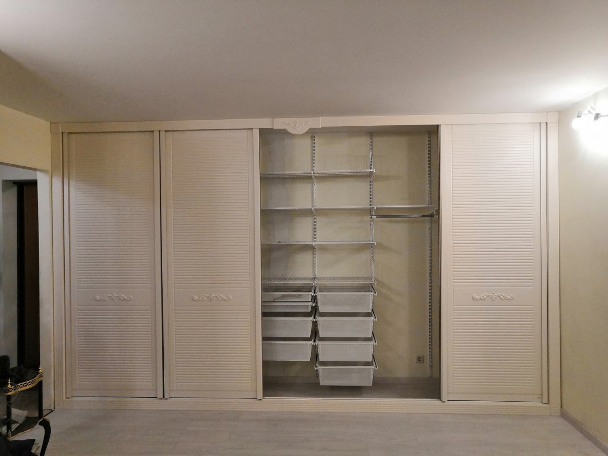 Шкаф встроенный в стену