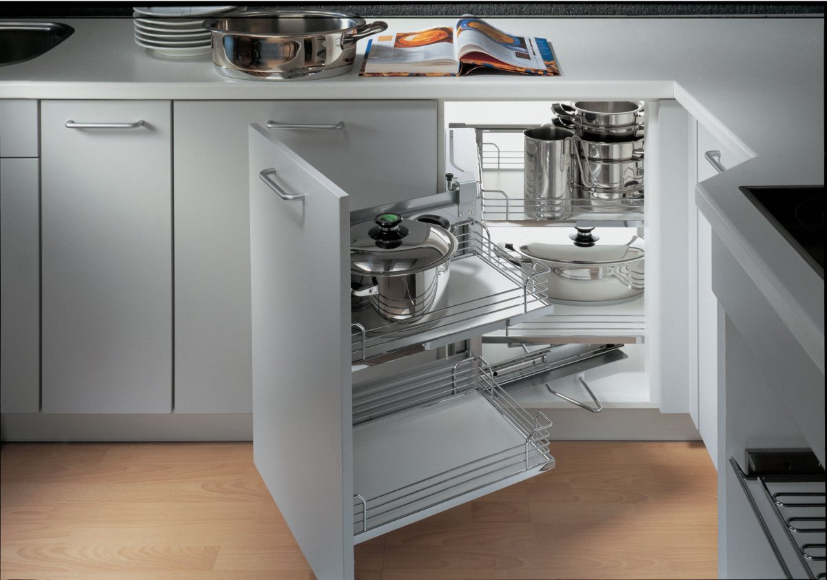 Кухонный угол с ящиками