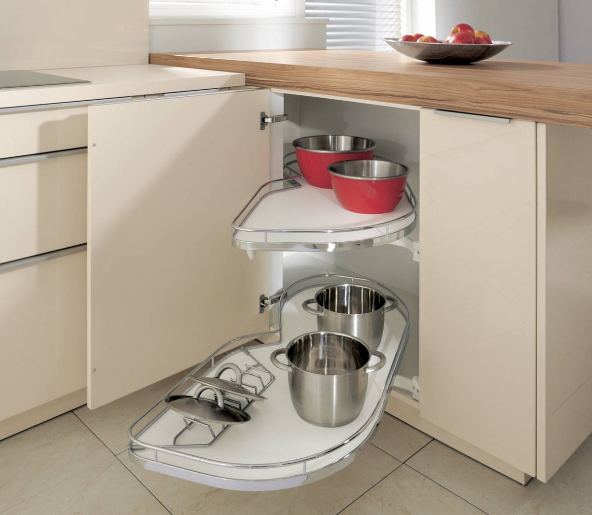 Угловые кухнисяшиком в углу