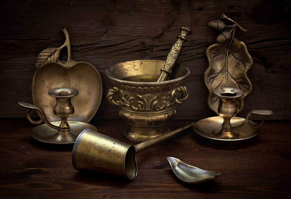 Натюрморт с серебряной посудой