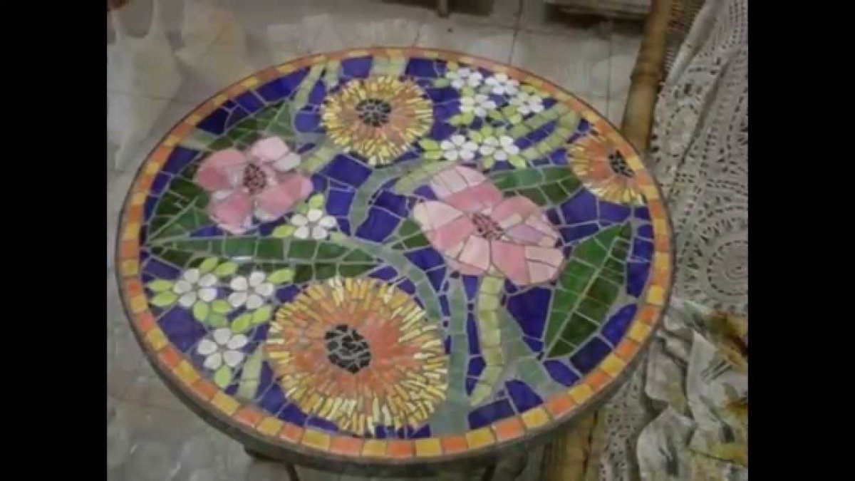 Столик из битой плитки