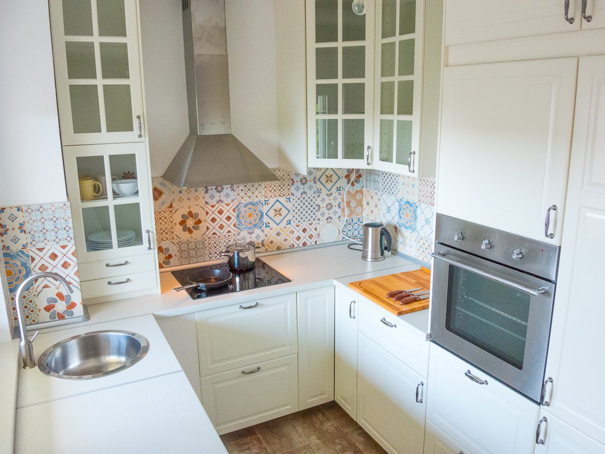 Планировка кухни с воздуховодом