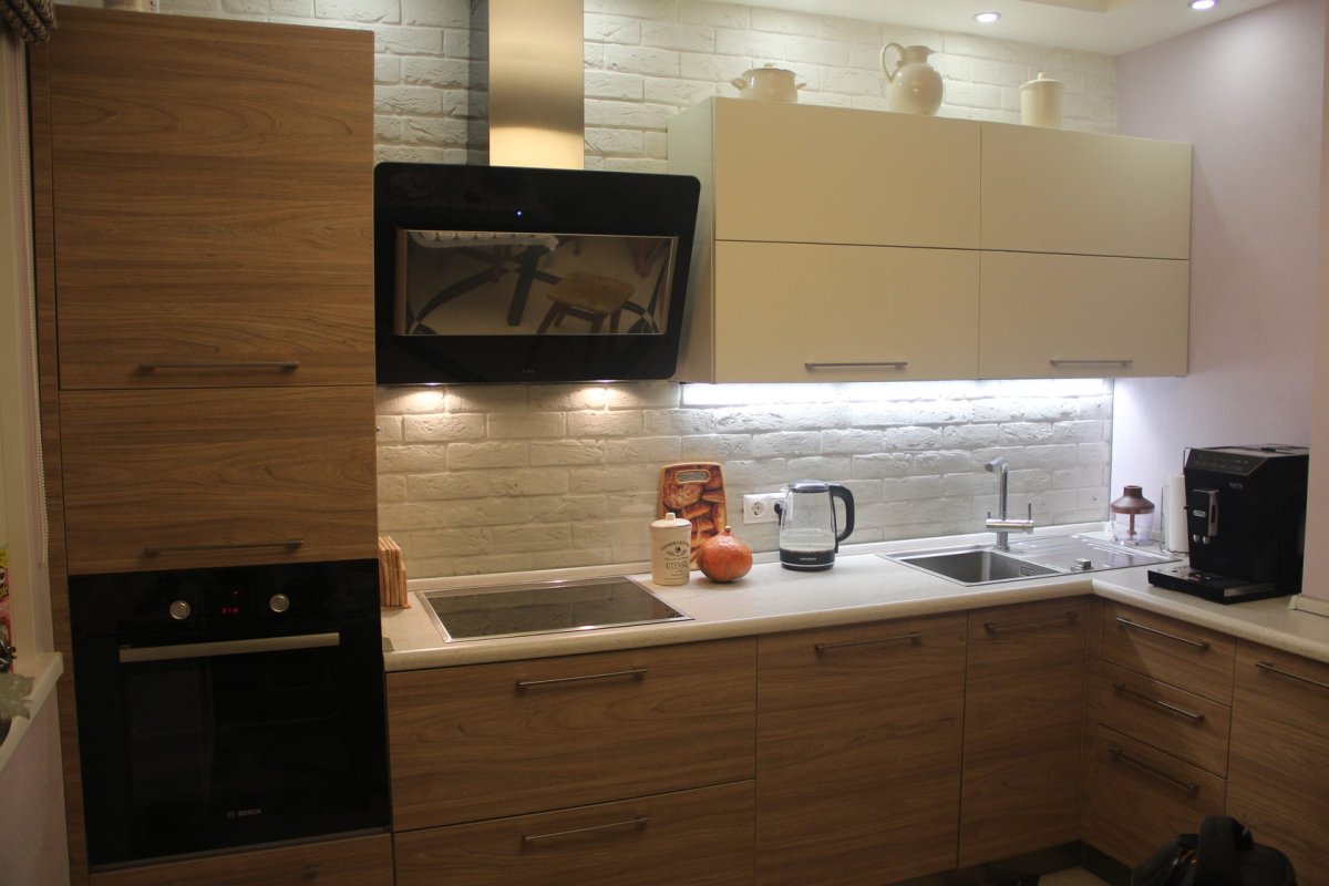 Угловая кухня с выступом вентиляционного короба