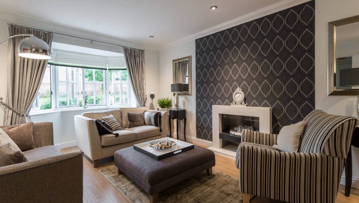 Гостиная с 2 окнами на одной стене с акцентной стеной за диваном