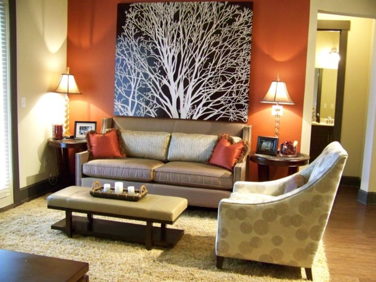 Акцентная стена в белом интерьере