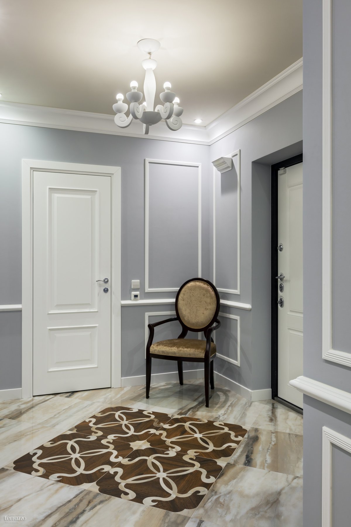 Прихожая с молдингами на стене