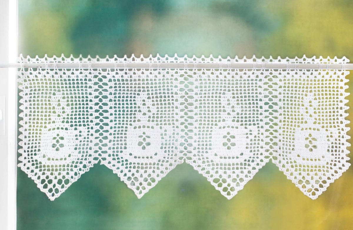 Вязаные шторы на кухню