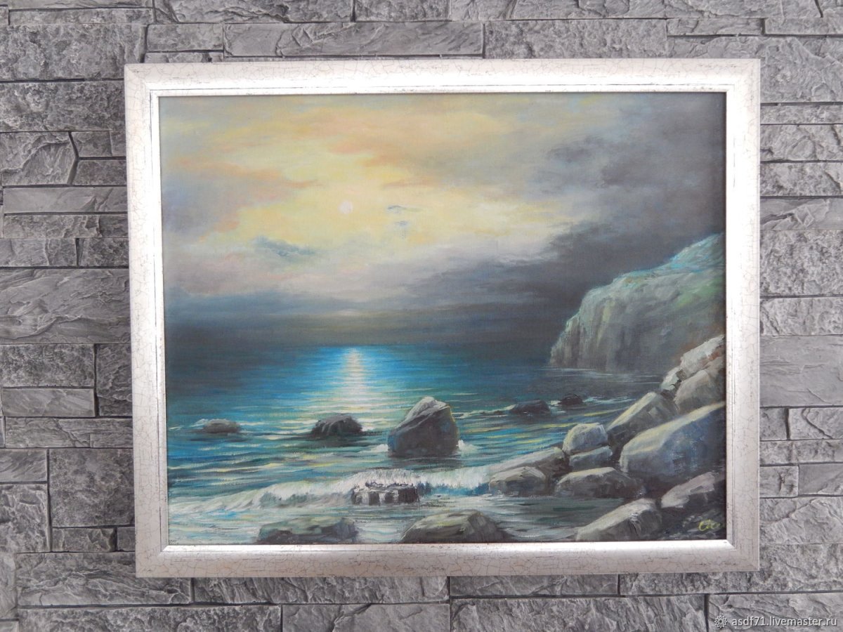 Столик у моря с цветами