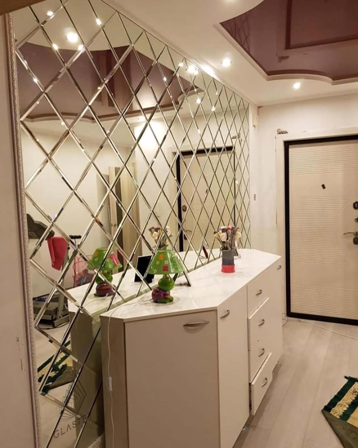 Серая кухня с зеркальным фартуком