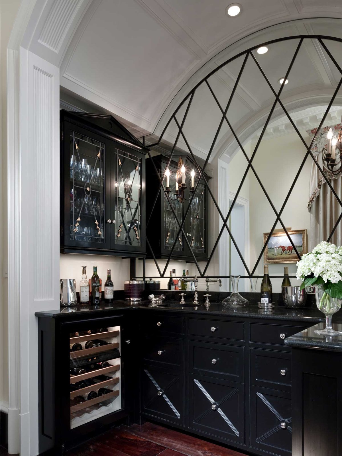 Зеркальная стена в прихожей