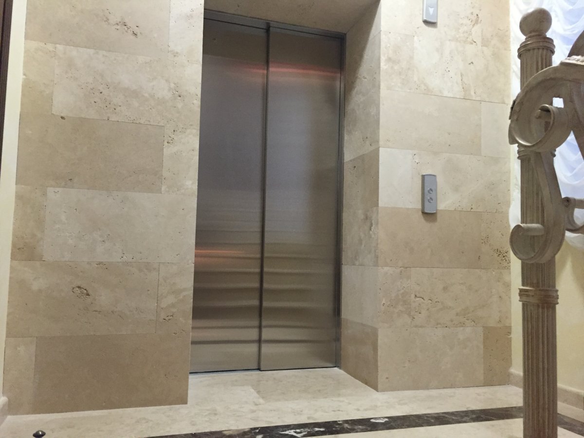 Отделка стен травертином