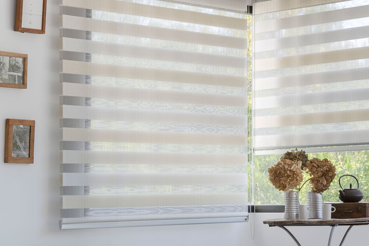 Двухцветные шторы в гостиную