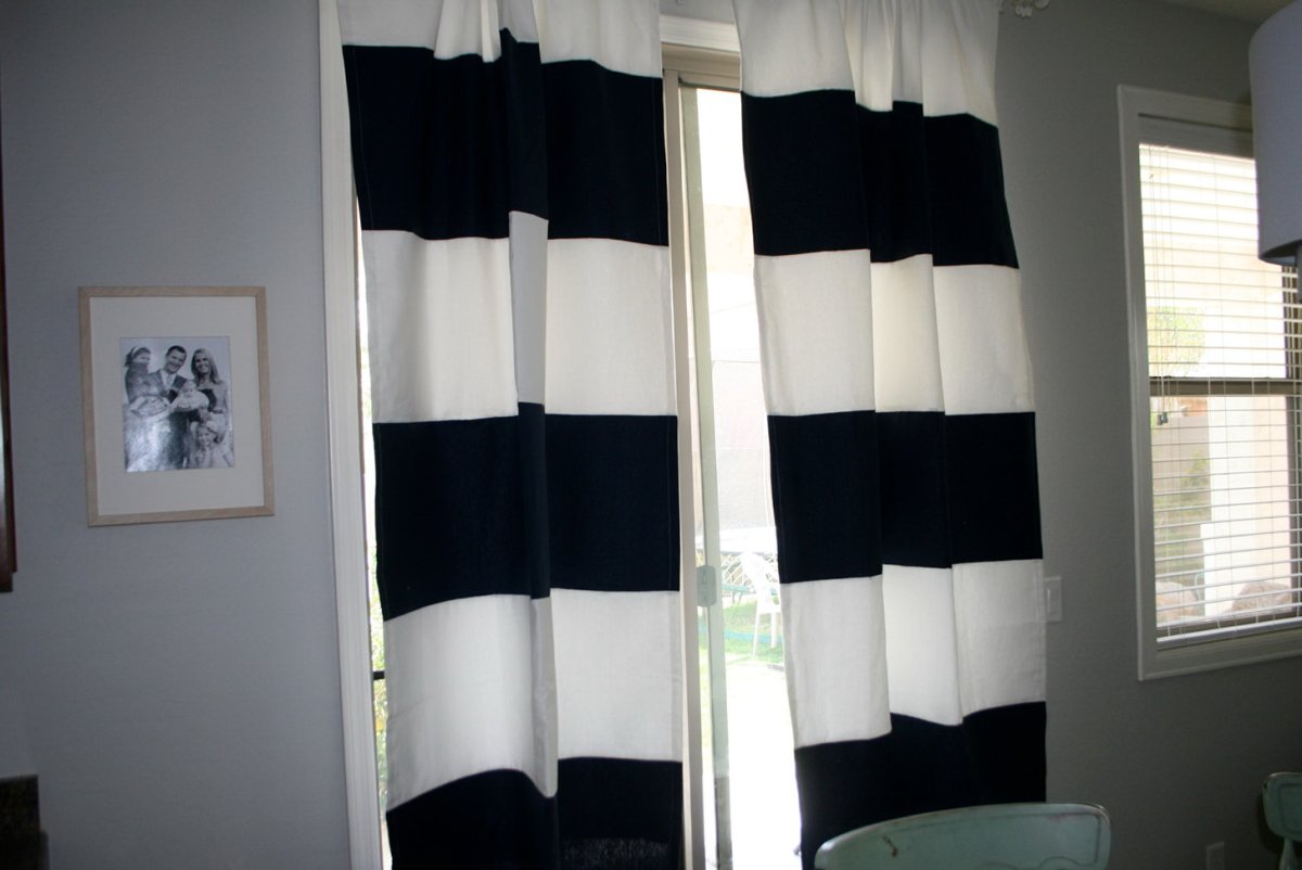 Полосатые шторы в интерьере спальни