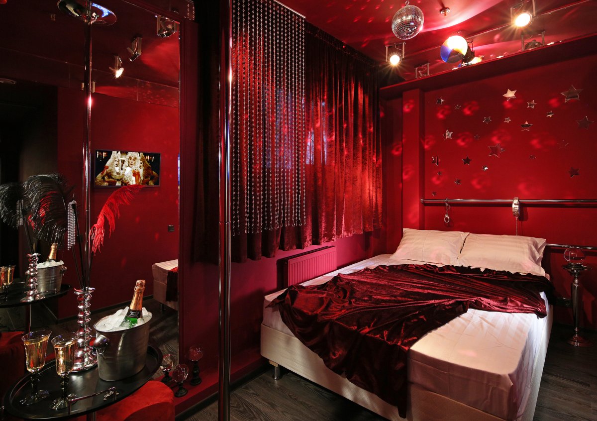 Red Room" красная комната