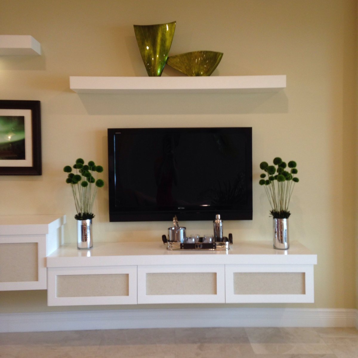 Полочки вокруг телевизора