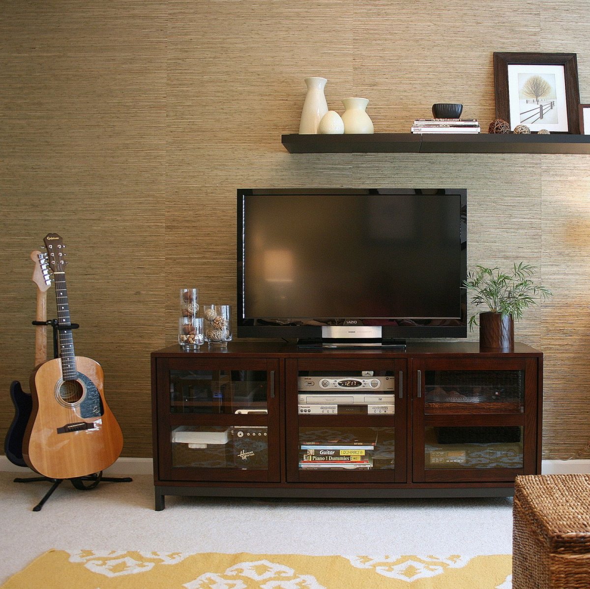 Настенные полки вокруг телевизора и камина