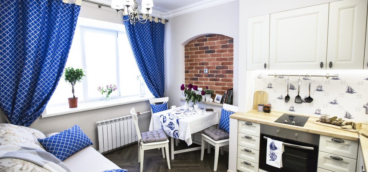 Белая кухня с синими акцентами