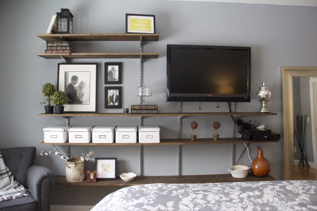 Полка над телевизором на стене